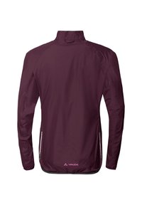 Veste légère de couleur violet foncé avec des manches longues, un col haut et des bandes réfléchissantes verticales près du bas des côtés, vue de dos.