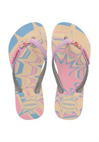 Infradito con un motivo marmorizzato blu, rosa e beige. Cinghie in gomma grigie con una finitura scintillante e un accento decorativo a forma di caramella.