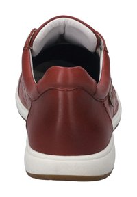 Punainen nahkakengät, joissa on valkoinen pohja ja pehmustettu sisustus. Hienovaraisia ompelutietoja ja pyöristetty kantapäämuotoilu.