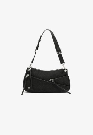 Sac d'épaule en tissu noir avec sangle ajustable, deux poches zippées asymétriques à l'avant et un petit logo argenté dans le coin inférieur gauche.