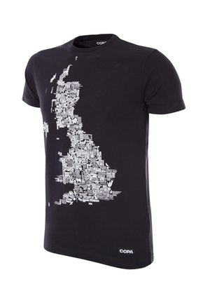 Zwarte katoenen t-shirt met een witte grafische kaart van het VK, samengesteld uit tekst en iconen die verschillende locaties vertegenwoordigen. COPA-logo aan de zoom.