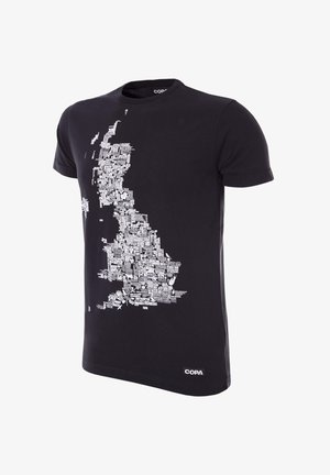 Zwarte katoenen t-shirt met een witte grafische kaart van het VK, samengesteld uit tekst en iconen die verschillende locaties vertegenwoordigen. COPA-logo aan de zoom.