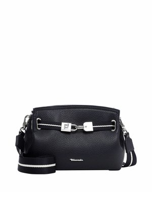 Sort tekstureret læder skuldertaske med sølvspænde og justerbar sort rem med hvide striber.