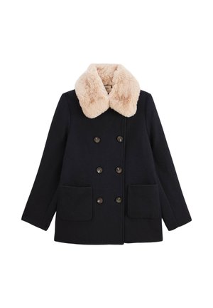 Manteau en laine bleu marine avec un col en fausse fourrure, une coupe croisée, deux poches avant et des boutons marron. Texture lisse et lignes épurées.