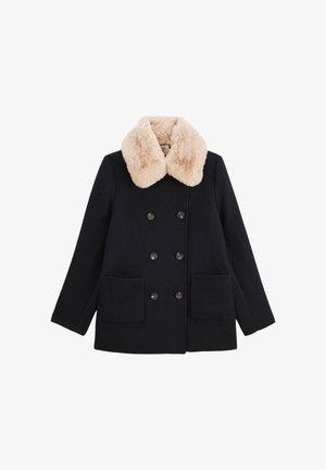 Manteau en laine bleu marine avec un col en fausse fourrure, une coupe croisée, deux poches avant et des boutons marron. Texture lisse et lignes épurées.