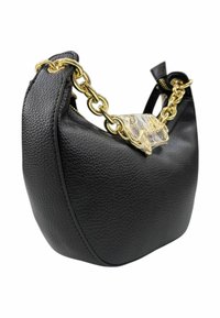 Borsa a tracolla in pelle nera con superficie testurizzata, dotata di una robusta catena dorata e di un accento trasparente sul fronte. Forma a mezzaluna.