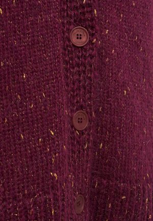 Cardigan tricoté bordeaux avec des éclats dorés, tissu texturé et détails de boutons marron sur le devant.