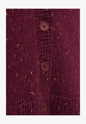 Cardigan tricoté bordeaux avec des éclats dorés, tissu texturé et détails de boutons marron sur le devant.