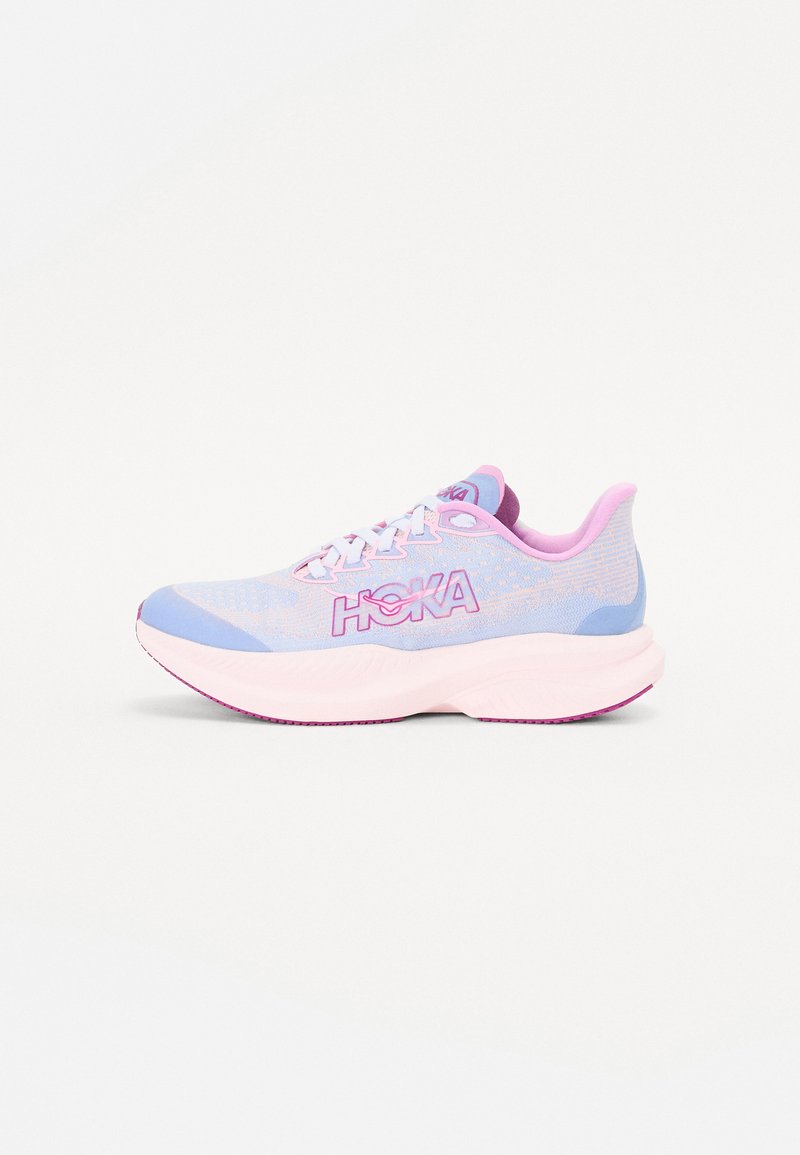 Botte de course légère en bleu pastel et rose avec tige en mesh, semelle rembourrée, accents roses et audacieux logo « HOKA » sur le côté.