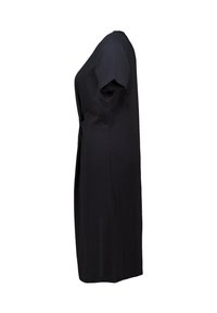Robe noire jusqu'aux genoux en tissu doux et lisse avec des manches courtes et une coupe décontractée. Présente un détail de nouage sur le côté pour une forme supplémentaire.