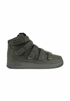 Donkergroene hoge sneaker met vier brede klittenbanden en een dikke zool met de markering "AIR" aan de zijkant.