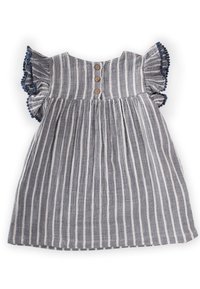 Robe rayée grise et blanche avec des manches à volants, trois boutons en bois à l'arrière et un texture froncée. Matériau en coton.
