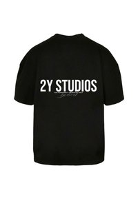 Juodos medvilnės marškinėliai trumpomis rankovėmis, ant nugaros su užrašu "2Y STUDIOS" ryškiu baltu tekstu, su lygia tekstūra ir laisvu prigludimu.