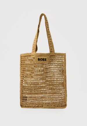 Geantă tote bej țesută, cu model deschis și patch cu logo-ul „BOSS” în centrul frontal.