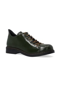 Groene leren oxford schoen met een glanzende afwerking, ronde neus, contrasterende bruine veters en een stevige zwarte rubberen zool met zichtbare stiksels.
