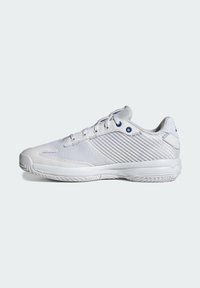 Baskets blanches pour le sport avec une tige en mesh et des panneaux texturés, un bout rond, six œillets pour les lacets et une semelle en caoutchouc solide.