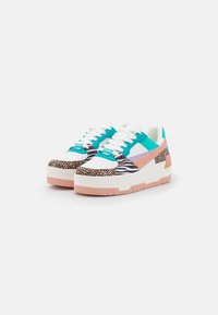 Plattform-Sneaker mit gemischten Materialien: Türkis, Weiß, Pink, Leopardenmuster und Zebra-Streifen. Dicke Sohle mit strukturierten Akzenten.