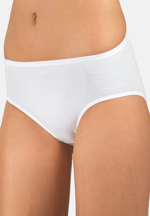 Gros plan sur la taille d'une personne portant un sous-vêtement taille haute en coton blanc uni.