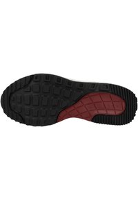 Sko sula med en texturerad svart gummibas och en röd accent. Har ett mönstrat grepp för dragkraft och hållbarhet.