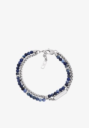 Zweisträngiges Armband mit dunkelblauen Perlen und silbernen Ketten, verziert mit einem Metallschild und Verschluss, die Details und Textur hinzufügen.