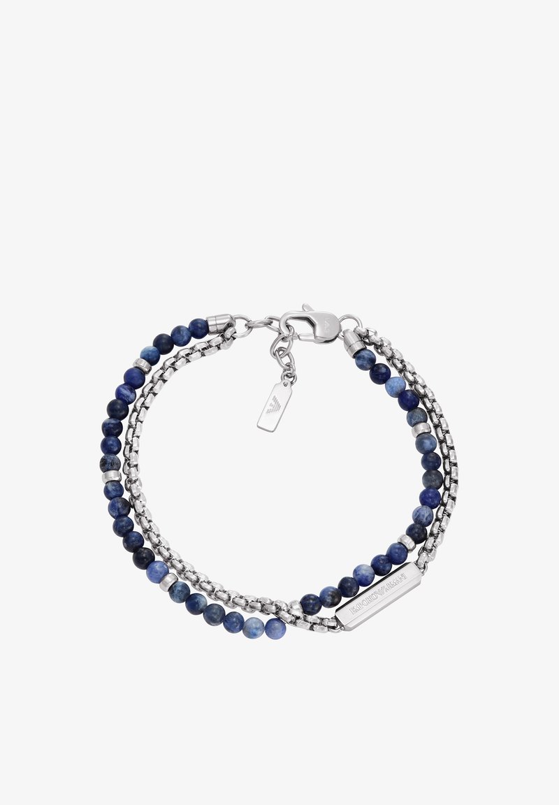 Bracelet à deux brins avec des perles bleu foncé et des chaînes en argent, agrémenté d'une plaque métallique et d'un fermoir apportant détail et texture.
