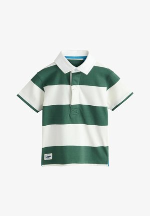 Rövid ujjú galléros ing széles zöld és fehér vízszintes csíkokkal, fehér gallérral és egy kis Dock Club felvarróval a szegély közelében.