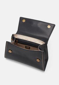 Sort læderhåndtaske med et struktureret design, udstyret med guldfarvet hardware, en beige inderside og to trykknappelukninger.