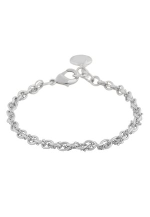 Bracelet chaîne en argent avec des maillons ronds entrelacés et un fermoir mousqueton sur fond blanc uni.
