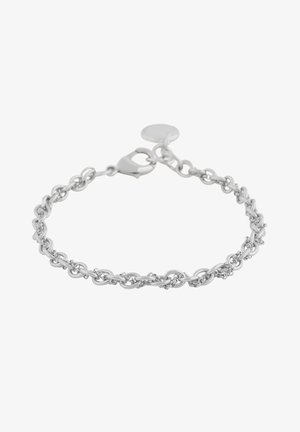 Bracelet chaîne en argent avec des maillons ronds entrelacés et un fermoir mousqueton sur fond blanc uni.