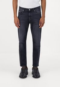 Tommy Jeans DAD REGULAR - Jeans Tapered Fit - denim black