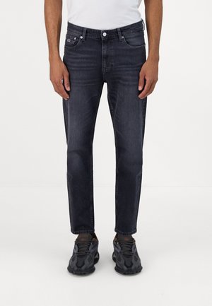 Tommy Jeans DAD REGULAR - Jeans Tapered Fit - denim black