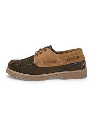 Scarpa da barca in camoscio marrone e beige con suola in gomma dentellata, lacci in pelle, cuciture bianche e piccola etichetta del marchio sul lato.