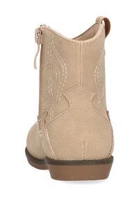 Botines de ante beige con un diseño cosido, cremallera lateral y un tacón bajo marrón. Incluyen una punta redondeada y parte superior sin costuras.