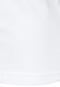 Witte katoenen t-shirt stof, gladde textuur, ontwerp met korte mouwen, zichtbare stiksels aan de zoom, minimalistische uitstraling.