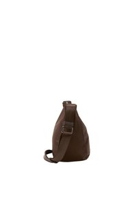 Braune Nylon-Schultertasche mit dreieckiger Form, verstellbarem Tragegurt und Metallverschluss. Glatte Textur und minimalistisches Design.