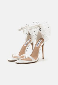 Steve Madden NIKOLE - Sandaalit nilkkaremmillä - ivory