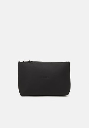Zwarte toilettas gemaakt van een glad, waterdicht materiaal. Voorzien van een bovenritsafsluiting en minimale logodetails. Compact rechthoekig formaat.