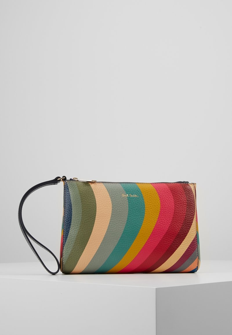 Sac bracelet en cuir rectangulaire avec des rayures courbées multicolores vertes, bleu sarcelle, jaunes, rouges et beiges, avec une sangle noire sur le côté gauche.