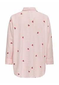 Chemise rose à manches longues avec un motif discret en grille, décorée de petits motifs de cerises rouges éparpillés sur le tissu.