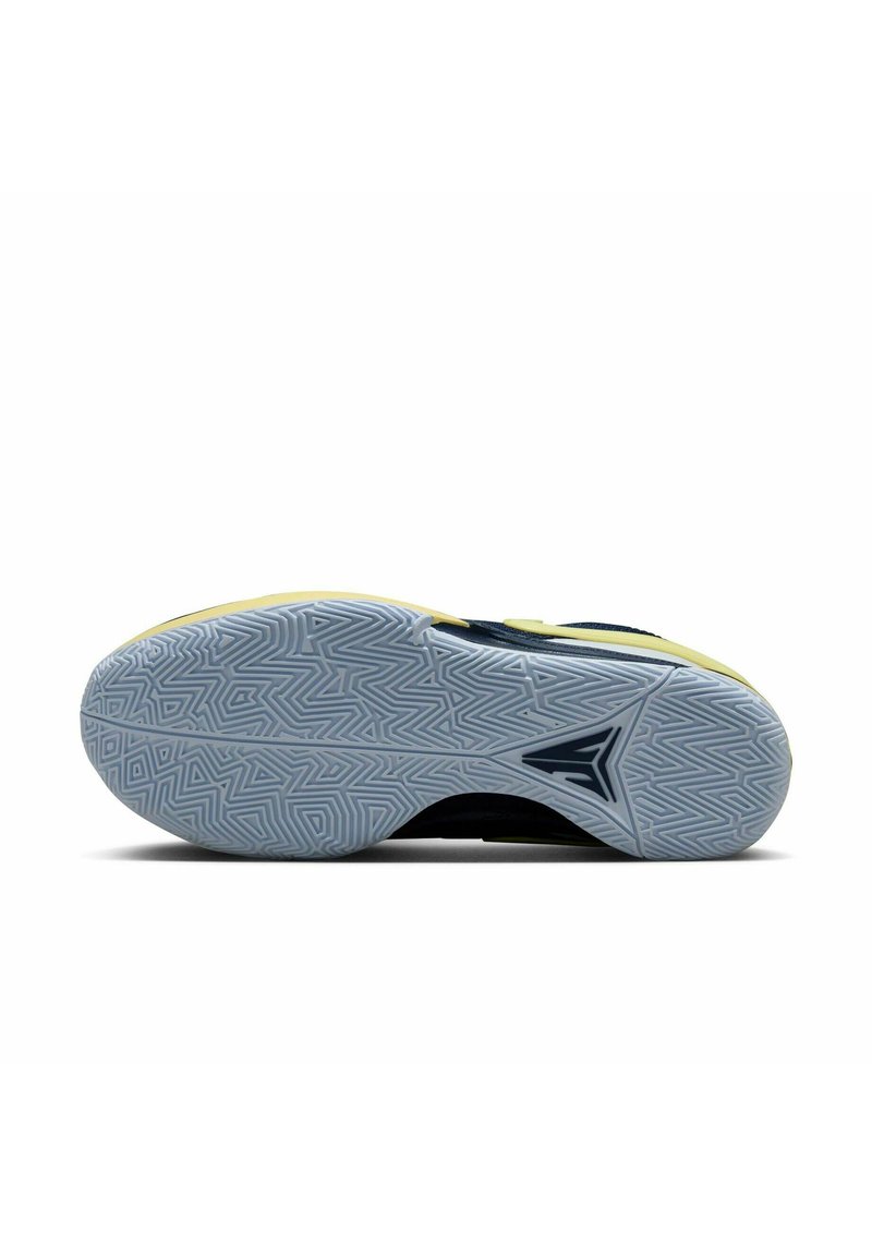 Projekt podeszwy buta w jasnoszarej gumie z wzorem w zygzak. Żółty akcent na krawędzi oraz czarne logo osadzone z boku.