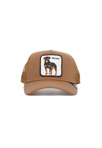 Gorra de camionero marrón con laterales de malla, que presenta un parche bordado de un Rottweiler y el texto "BAD BOY" en un rectángulo negro.