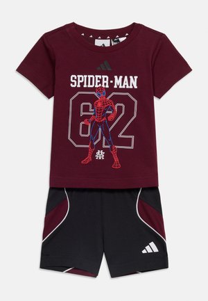 Bordowa koszulka Spider-Man z grafiką numer 62, połączona z czarnymi i bordowymi szortami z białym logo Adidas i lamówkami.