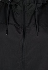 Schwarze Zip-Jacke mit Kapuze, aus strukturiertem Stoff, mit verstellbaren Kordeln und einem glatten Reißverschluss, der in der Mitte verläuft.