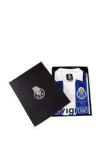 Witte en blauwe voetbalkleding weergegeven in een zwarte doos. De kleding heeft een kraag, teamlogo en sponsorbedrukking. De doos heeft een reliëflogo.