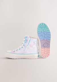 Baskets montantes tie-dye pastel avec lacets blancs, fermeture éclair latérale et une semelle multicolore affichant la taille 12 sur un fond clair.
