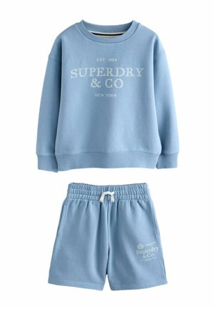 Svetlomodrá mikina s textom "Superdry & Co New York" a zodpovedajúce kraťasy s elastickým pásom a šnúrkou na stiahnutie, oboje z jemnej látky.