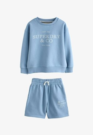 Világoskék pulóver "Superdry & Co New York" felirattal és hozzáillő rövidnadrág rugalmas derékpánttal és húzózsinórral, mindkettő puha anyagból készült.