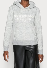 Szara bluza z kapturem wykonana z miękkiego materiału, posiada przednią kieszeń, sznurki oraz haftowane białe logo "Abercrombie & Fitch".
