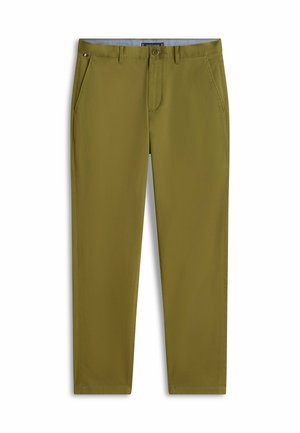 Olivgrüne Slim-Fit-Chinos für Herren mit Knopf- und Reißverschluss, Seitentaschen, Gürtelschlaufen und kleinem Flaggen-Detail nahe der Tasche.