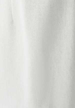 Biely textil s viditeľnou tkanou textúrou a jemnými vertikálnymi záhybmi.